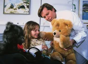 Dr. Stefan Frank (Sigmar Solbach) verwöhnt seine Tochter Iris (Jana Kilka) nach ihrer dramatischen Rettungsaktion mit Geschenken. Dr. Stefan Frank (Sigmar Solbach) verwöhnt seine Tochter Iris (Jana Kilka) nach ihrer dramatischen Rettungsaktion mit Geschenken.