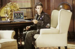 Immer an Laras Seite, um sie bei ihren Nachforschungen zu unterst&uuml;tzen - zumindest virtuell von der Couch ihres Anwesens aus: Bryce (Noah Taylor) ...