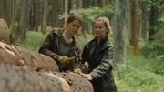 Forst-Praktikantin Leonie Kampmann (Leonie Brill, l.) und Försterin Saskia Bergelt (Teresa Weißbach, r.) verstecken Sender, um sich gegen Holzdiebe zu wehren. Forst-Praktikantin Leonie Kampmann (Leonie Brill, l.) und Försterin Saskia Bergelt (Teresa Weißbach, r.) verstecken Sender, um sich gegen Holzdiebe zu wehren.