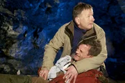 Bei einem Ausflug in einer alten H&ouml;hle verungl&uuml;cken Dr. Roland Heilmann (Thomas R&uuml;hmann, hi.) und Uwe Fink (S&ouml;nke M&ouml;hring, vo.), den Roland w&auml;hrend der H&ouml;hlenf&uuml;hrung kennen gelernt hat. Bei dem Sturz hat sich ein Stalagmit in Uwes Brust gebohrt, Roland hat sich den Arm ausgekugelt. Und zu allem &Uuml;bel steigt das Wasser in der unteren Ebene der H&ouml;hle rasant.