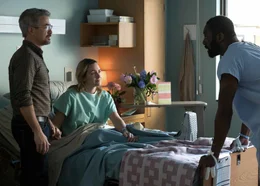Zur&uuml;ck im Leben: Ben (Idris Elba, r.) besucht Alex (Kate Winslet, M.) an ihrem Krankenbett, wo er auch ihren Verlobten Mark (Dermot Mulroney, l.) kennen lernt.