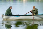 Hubert (Christian Tramitz, r.) und Luca (Claudio Caiolo, l.) denken, auf dem See sicher zu sein. Haben sie recht?