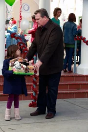 L-R: Lily Tucker-Pritchett (Aubrey Anderson-Emmons), Cameron Tucker (Eric Stonestreet)