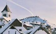 Kirche und Gipfel des Monte Lussari im Winter. Bergpredigt beim Gipfelkreuz während Servus TV's "Die Julischen Alpen - Ein Winterparadies mit Meerblick" Kirche und Gipfel des Monte Lussari im Winter. Bergpredigt beim Gipfelkreuz während Servus TV's "Die Julischen Alpen - Ein Winterparadies mit Meerblick"