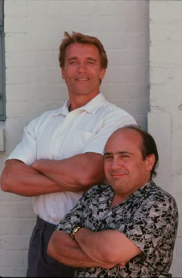 K&ouml;nnten unterschiedlicher nicht sein: Die Zwillinge Julius (Arnold Schwarzenegger, l.) und Vincent (Danny DeVito, r.) ...