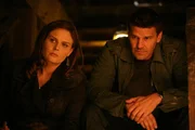 Brennan (Emily Deschanel, l.); Booth (David Boreanaz, r.) Brennan (Emily Deschanel, l.); Booth (David Boreanaz, r.)