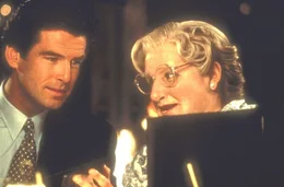 Ein Problem macht Mrs. Doubtfire (Robin Williams, r.) schwer zu schaffen: der smarte Stu (Pierce Brosnan, l.), der ein Auge auf Miranda geworfen hat.