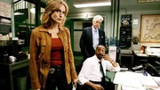 Bei dem ermordeten Patrick Sullivan wird die Visitenkarte von Detective Olivia Benson (Mariska Hargitay) gefunden. Gemeinsam mit den Ermittlern Green (Jesse L. Martin, sitz.) und Fontana (Dennis Farina) macht sie sich auf die Suche nach dem Mörder. Bei dem ermordeten Patrick Sullivan wird die Visitenkarte von Detective Olivia Benson (Mariska Hargitay) gefunden. Gemeinsam mit den Ermittlern Green (Jesse L. Martin, sitz.) und Fontana (Dennis Farina) macht sie sich auf die Suche nach dem Mörder.