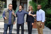 PSYCH &mdash; "A Touch Of Sweevil" Episode 808 &mdash; Abgebildet (v.l.): Tom Arnold als Garth, James Roday als Shawn Spencer, Mira Sorvino als Betsy, Dule Hill als Gus Guster (Foto: Alan Zenuk/USA Network).