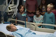 Sara (Luna Maxeiner) liegt im Koma. Hugo (Nick Julius Schuck, 2.v.l.) und die anderen Kinder der Kinderstation m&ouml;chten, dass sie wieder aus dem Koma erwacht.