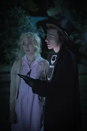Violetta (Hannah Ogawa) und Chester (Henry Strand) haben sich f&uuml;r Halloween verkleidet.