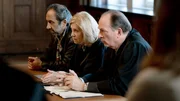 Mordanklage: Isa von Brede (Sabine Postel, M.) und Markus Gellert (Herbert Knaup, r.) verteidigen den türkischen Hausmeister Murat Akbay (Hilmi Sözer, l.) vor Gericht. Mordanklage: Isa von Brede (Sabine Postel, M.) und Markus Gellert (Herbert Knaup, r.) verteidigen den türkischen Hausmeister Murat Akbay (Hilmi Sözer, l.) vor Gericht.