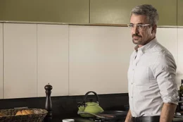 Mark (Dermot Mulroney) hat seine Verlobte Kate wieder, doch er sp&uuml;rt, dass der Absturz viele Dinge in ihrem gemeinsamen Leben ver&auml;ndert hat, ohne, dass sie ausgesprochen werden.