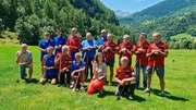 Gruppenfoto mit Dame: Die Rebatta-Mannschaften in Valpelline bringen Anne Willmes (2.v.r.) den Volkssport bei.