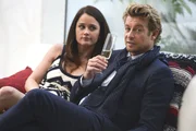 In der Galerie von John und Sylvia Hennigan ist auf &auml;u&szlig;erst brutale Weise eingebrochen worden. Jane (Simon Baker, r.) und Lisbon (Robin Tunney, l.) m&uuml;ssen f&uuml;r ihre Ermittlungen in der internationalen Kunstszene recherchieren.