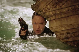 Lara Croft (Angelina Jolie) muss bei der Jagd durch China, Afrika und Europa nicht nur R&uuml;ckschl&auml;ge einstecken. Als unfreiwilligen Partner muss sie auch noch einen versto&szlig;enen Ex-Agenten im Auge behalten.
