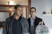 Der Direktor eines renommierten L&uuml;becker Gymnasiums starb im Chemieraum auf qualvolle Weise an einer Chlorgasvergiftung. Alles deutet auf Mord. Finn Kiesewetter (Sven Martinek, l.) und Lars Englen (Ingo Naujoks, r.) ermitteln in einer Schulwelt, in der Sch&uuml;ler wie Lehrer unter einem enormen Leistungsdruck stehen.