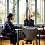 Peter Michael Schnabel (Martin Brambach) befragt Fabian Rossbach (Sascha G&ouml;pel) &uuml;ber seine behauptete Arbeitsunf&auml;higkeit. (v.r.)