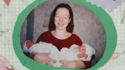 Eine l&auml;chelnde Frau h&auml;lt zwei Babys in ihren Armen.