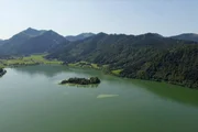 Bayrische Inselgeschichten - Schliersee Der Schliersee mit Insel