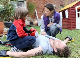 Ein doppelter Knockout: (v.l.n.r.) Tobi (Kilian Safarik), Anne (Alexandra Neldel) und Karl (Hendrik Duryn) ...