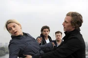 Annas (Jeanette Biedermann, l.) Sehnsucht und der Schmerz um Jonas (Roy Peter Link, 2.v.l.) haben sie auf das Dach eines Hochhauses getrieben. Jonas tut alles, um sie zu retten, doch leider bewirkt seine Anwesenheit genau das Gegenteil. Heinrich (Till Butterbach, 2.v.r.) macht ihm klar, dass er sich von ihr entfernen muss. Als sie kurz davor ist zu springen, taucht ein Fremder (Patrick Kalupa, r.) neben ihr auf ... Annas (Jeanette Biedermann, l.) Sehnsucht und der Schmerz um Jonas (Roy Peter Link, 2.v.l.) haben sie auf das Dach eines Hochhauses getrieben. Jonas tut alles, um sie zu retten, doch leider bewirkt seine Anwesenheit genau das Gegenteil. Heinrich (Till Butterbach, 2.v.r.) macht ihm klar, dass er sich von ihr entfernen muss. Als sie kurz davor ist zu springen, taucht ein Fremder (Patrick Kalupa, r.) neben ihr auf ...
