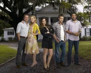 (2. Staffel) - In ihrer neuen Heimat trifft Dr. Zoe Hart auf den smarten George Tucker, seine Verlobte Lemon Breeland, den Frauenheld Wade Kinsella und den B&uuml;rgermeister Lavon Hayes (v.l.n.r.: Scott Porter, Jaime King, Rachel Bilson, Wilson Bethel und Cress Williams). Ganz nebenbei lernt sie die Geheimnisse und Probleme in dem S&uuml;dstaaten&ouml;rtchen Bluebell kennen ...