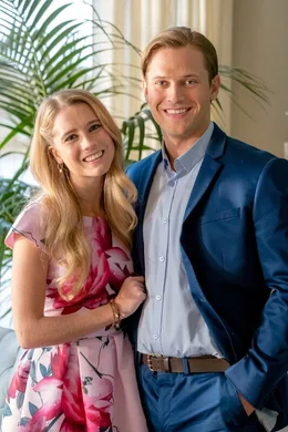 Die Hundebesitzerin Laura (Cassidy Gifford, li.) und der Katzenbesitzer Spencer (Wyatt Nash, re.) m&uuml;ssen sich ein Haus teilen.