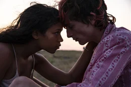 Maren (Taylor Russell, l.); Lee (Timoth&eacute;e Chalamet, r.)