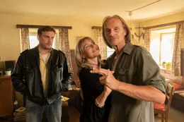 L-R: Franz Eberhofer (Sebastian Bezzel), Frau Grimm (Anica Dobra), Papa Eberhofer (Eisi Gulp).