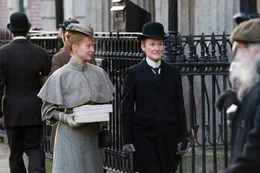 Mia Wasikowska als Helen Daves (l.), Glenn Close als Albert Nobbs (r.)