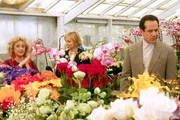 Eine Spur führt Monk (Tony Shalhoub) und Natalie (Traylor Howard, Mi.) zu der Floristin Joy (Carol Kane), die einen etwas schrägen Eindruck auf sie macht. Eine Spur führt Monk (Tony Shalhoub) und Natalie (Traylor Howard, Mi.) zu der Floristin Joy (Carol Kane), die einen etwas schrägen Eindruck auf sie macht.