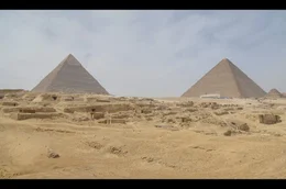 Das Gizeh-Plateau ist eine der ber&uuml;hmtesten historischen St&auml;tten der Welt: Es beherbergt die Nekropole von Gizeh, einen sehr gro&szlig;en Bestattungskomplex, dessen drei Hauptgr&auml;ber die gr&ouml;&szlig;ten Pyramiden &Auml;gyptens sind.