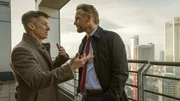 Quirin Sydow (Tobias Moretti, l.) konfrontiert Investmentchef Gabriel Fenger (Barry Atsma, r.) mit einem schwerwiegenden Verdacht.