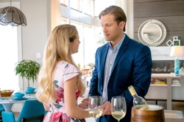 Die Hundebesitzerin Laura (Cassidy Gifford, li.) und der Katzenbesitzer Spencer (Wyatt Nash, re.) m&uuml;ssen sich ein Haus teilen.