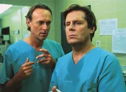 Das wird Dr. Stefan Frank (Sigmar Solbach, r.) seinem Kollegen Dr. Roehrs (Siemen R&uuml;haak) niemals  vergessen: Roehrs hat seiner Tochter Iris das Leben gerettet.