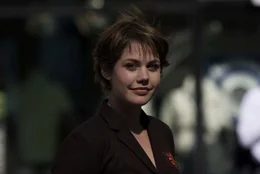 Die junge Verk&auml;uferin Sara Braun (Felicitas Woll) hat das Herz am richtigen Fleck. Eines Tages erh&auml;lt sie die zweifelhafte Chance, als neuer Vorstand "Constanze Sernau" die Jobs ihrer Kollegen zu retten ...