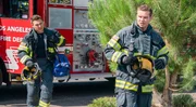 Eddie Diaz (Ryan Guzman, l.); Evan "Buck" Buckley (Oliver Stark, r.) Eddie Diaz (Ryan Guzman, l.); Evan "Buck" Buckley (Oliver Stark, r.)