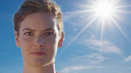 "F&uuml;rchten wir die Sonne zu sehr?", fragt Reporterin Lena Ganschow. Sonnenmangel k&ouml;nnte das Risiko f&uuml;r verschiedene Krebsarten und Herzkreislauferkrankungen erh&ouml;hen, warnen Forscher. Bei zu viel Sonne drohen Sonnenbrand und Hautkrebs. Die Doku begibt sich auf Spurensuche: "Wie viel Sonnen ist gesund?"