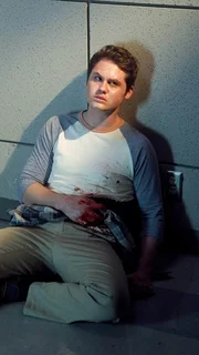 Bei einem Amoklauf im Polizeipr&auml;sidium wird Jacob Baker (Matt Shiverly), den D.B. Russel gerade verh&ouml;ren wollte, schwer verletzt.