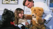 Dr. Stefan Frank (Sigmar Solbach) verwöhnt seine Tochter Iris (Jana Kilka) nach ihrer dramatischen Rettungsaktion mit Geschenken. Dr. Stefan Frank (Sigmar Solbach) verwöhnt seine Tochter Iris (Jana Kilka) nach ihrer dramatischen Rettungsaktion mit Geschenken.