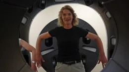 Reporterin Lena Ganschow stellt sich bei ihrer Suche nach Antworten auf die Frage "Wie viel Sonne ist gesund" probeweise in einen hochmodernen Hautscanner, mit dem eine millimetergenau Hautanalyse m&ouml;glich ist.