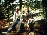 Die Lehrerin und der Pastor von Walton's Mountain sind in den Flitterwochen. John-Boy (Richard Thomas, l.) und Olivia (Michael Learned, r.) sollen w&auml;hren der Abwesenheit deren Aufgaben &uuml;bernehmen ...