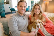 Die Hundebesitzerin Laura (Cassidy Gifford, re.) und der Katzenbesitzer Spencer (Wyatt Nash, li.) m&uuml;ssen sich ein Haus teilen.