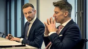 Quirin Sydow (Tobias Moretti, r.) hat den charismatischen Gabriel Fenger (Barry Atsma, l.) an die Spitze der Global Invest geholt. Doch was legt er seinem Investmentchef wirklich zur Interschrift vor?