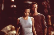 Lara Croft (Angelina Jolie) und Alex West (Daniel Craig).
