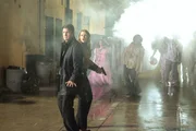 Richard Castle (Nathan Fillion, l.) und Kate Beckett (Stana Katic, 2.v.l.) werden von einer ganzen Horde Zombies umzingelt ... Richard Castle (Nathan Fillion, l.) und Kate Beckett (Stana Katic, 2.v.l.) werden von einer ganzen Horde Zombies umzingelt ...