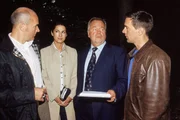 Dr. Duhler (l.) berichtet an Staatsanw&auml;ltin Sturm (Mariella Ahrens) und die beiden Kommissare Kehler (Wolfgang Bathke) und Bonhoff (Wolfgang Krewe, r.) &uuml;ber seine ersten Erkenntnisse nach der Untersuchung des Tatorts.