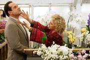 Die Floristin Joy (Carol Kane, r.) kommt Monk (Tony Shalhoub, l.) sehr nahe - zu nahe in den Augen des empfindsamen Ermittlers ... Die Floristin Joy (Carol Kane, r.) kommt Monk (Tony Shalhoub, l.) sehr nahe - zu nahe in den Augen des empfindsamen Ermittlers ...