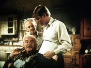 Anstelle des Reverends soll John-Boy (Richard Thomas, r.) die Sonntagspredigt halten. Er bittet seine Gro&szlig;eltern Sam (Will Geer, l.) und Ester (Ellen Corby, M.) um Hilfe.